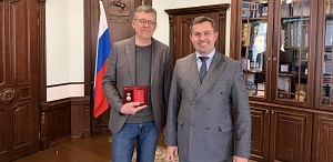 Мэр города Томска Дмитрий Махиня поздравил с 50-летним юбилеем ректора ТГПУ Андрея Макаренко и вручил медаль «За отличие»